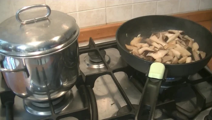 Aggiungere le cozze al sugo di funghi.
