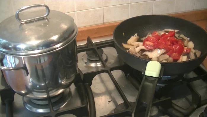 Cuocere fino a quando le cozze non si aprono.