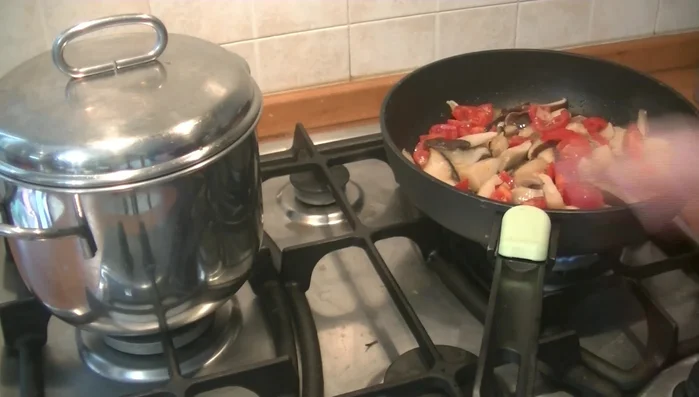 In una pentola a parte, portare a ebollizione abbondante acqua salata e cuocere i tagliolini.