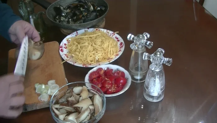 Pulire i funghi cardoncelli e tagliarli a listarelle il cappello e a fette il gambo.