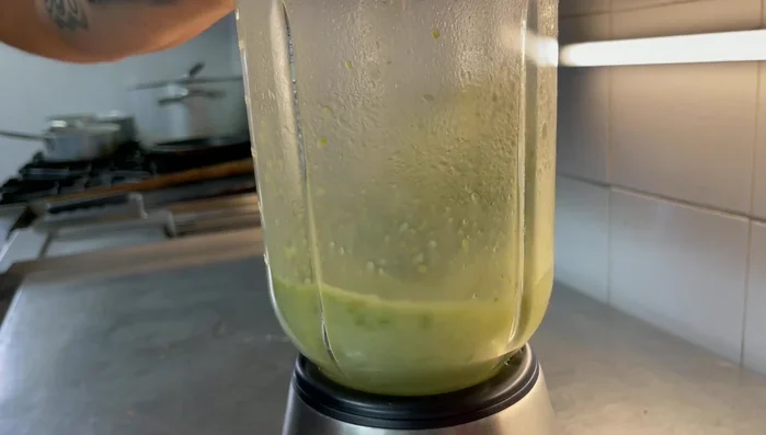 Frullare il composto di cipolle e gambi di asparagi fino ad ottenere una crema liscia e spumosa. Mettere da parte.