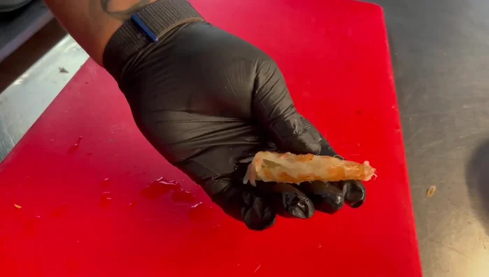 Sgusciare i gamberoni, pulirli e togliere il budello. Tagliarli grossolanamente, poi tritarli finemente con un coltello. Usare circa 150g di gamberoni a porzione.