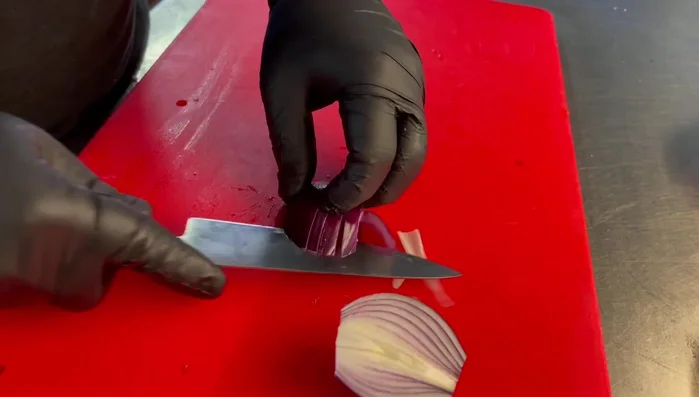 Tritare finemente una cipolla e cuocerla in padella con i gambi degli asparagi tagliati a rondelle. Aggiustare di sale e aggiungere acqua, cuocere per 10-15 minuti.