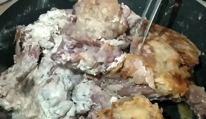 In una pentola, rosolare il coniglio con olio, sale e pepe.