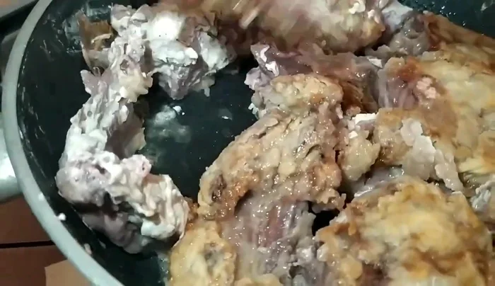 Aggiungere cipolla, carota e sedano tritati finemente.