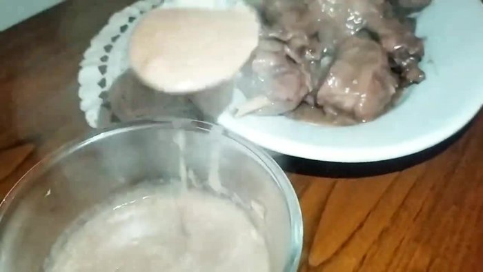Tagliare il coniglio a pezzi (operazione non descritta nel testo, ma necessaria).