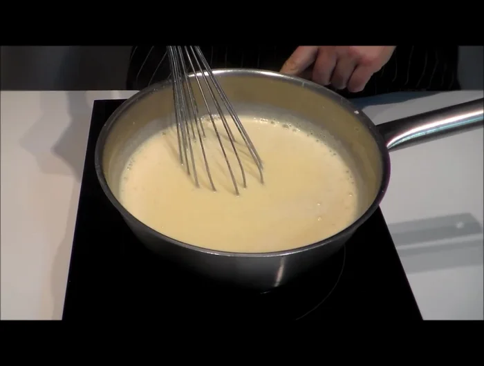 Cuocere la crema a fuoco lento, mescolando continuamente fino a ebollizione. Dopo l'ebollizione, continuare a mescolare per un paio di minuti per eliminare il sapore di farina.