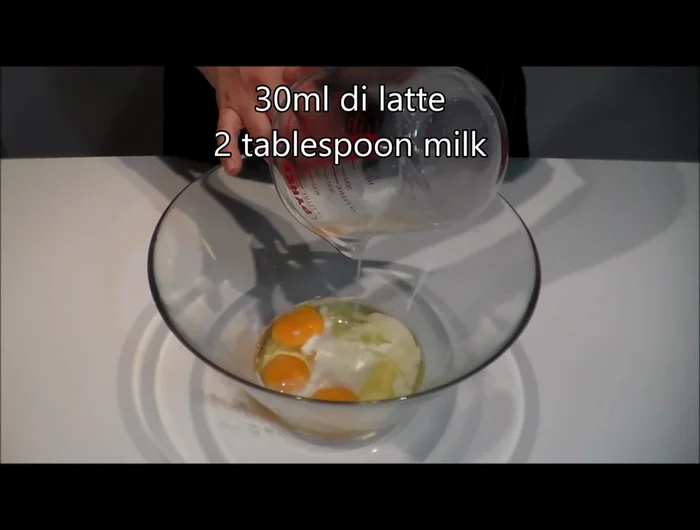 Preparazione dell'impasto: In una ciotola, mescolare 3 uova, 30 ml di latte, 50 g di zucchero, un pizzico di sale e 13 g di lievito di birra fino a sciogliere completamente il lievito.