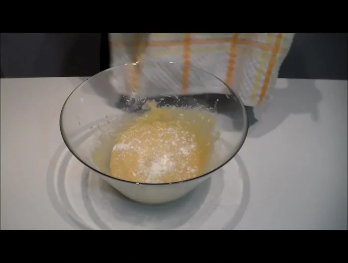 Spolverare con della farina, coprire con un telo e lasciare lievitare per circa 40 minuti a 30°C.