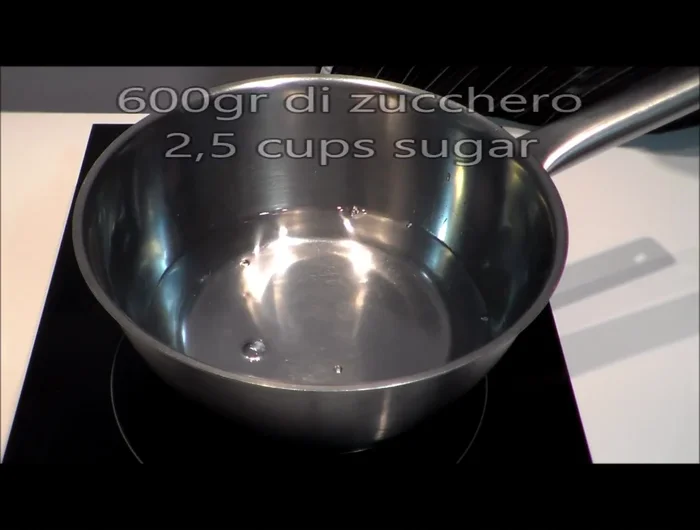 Preparazione della bagna: Portare a ebollizione 450 ml di acqua e 600 g di zucchero. Aggiungere un bicchiere di rum quando la bagna è ancora calda.