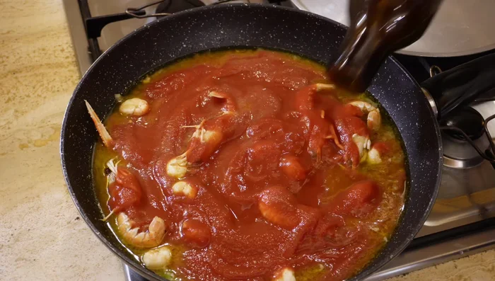 Aggiungere la passata di pomodoro, lo zucchero e il sale. Lasciare ridurre il sugo.