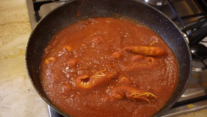 Portare a ebollizione l'acqua salata e cuocere la pasta calamarata.