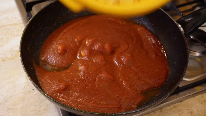 Scolare la pasta e condirla con il sugo agli scampi e una manciata di prezzemolo fresco.