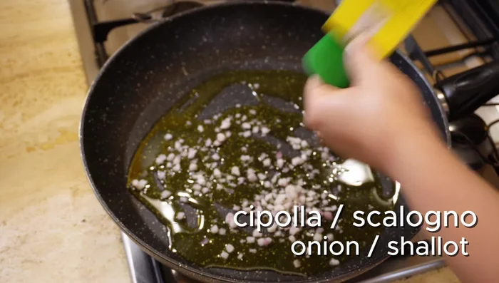 In una padella antiaderente, scaldare l'olio d'oliva e soffriggere la cipolla/scalogno, il sedano e il peperoncino (facoltativo).