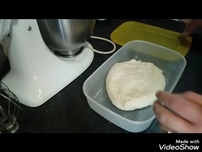 Mettete l'impasto in un contenitore con coperchio e lasciatelo lievitare fino al raddoppio (circa 4 ore).