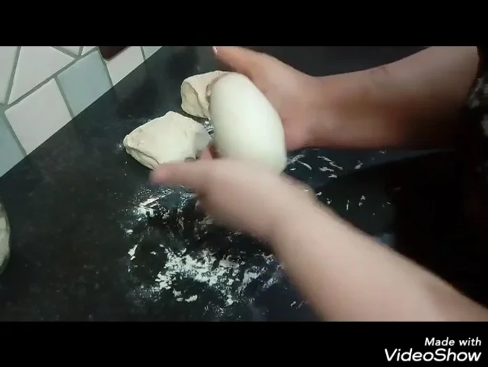 Pirlate ogni pezzo di impasto, aiutandovi con poca farina se necessario, fino a ottenere una consistenza tenace.