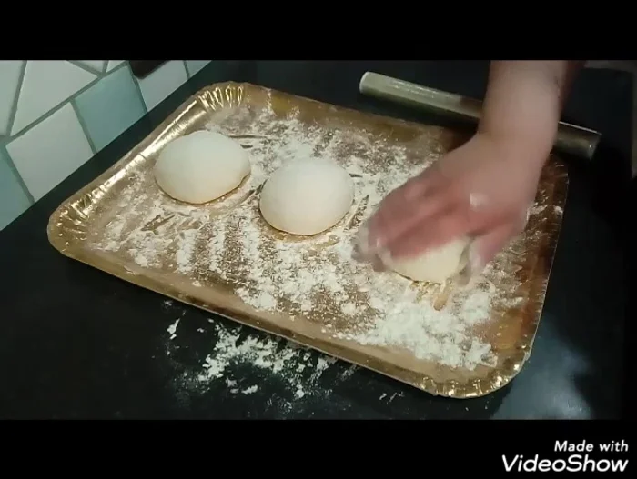 Mettete i panetti su un vassoio infarinato, infarinateli e copriteli con pellicola o un canovaccio umido. Lasciate lievitare fino al raddoppio (circa 3 ore).