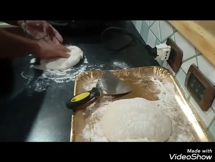 Stendete l'impasto per pizza direttamente sul forno del fornetto sopra la pietra refrattaria.