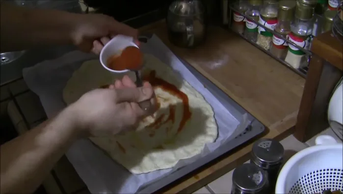 Aggiungere i pomodori sulla base di pizza.