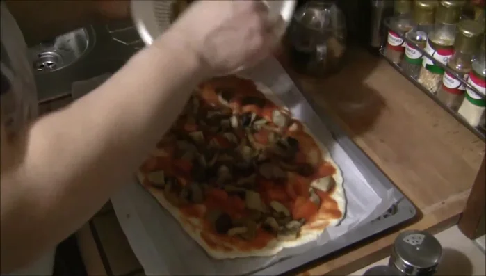 Aggiungere i funghi surgelati precedentemente scongelati e asciugati.