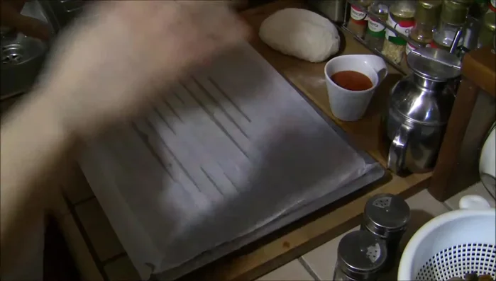Preparare una teglia con carta da forno o imburrata.