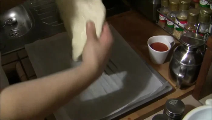 Prendere una pallina di impasto per pizza e stenderla, usando le mani o un mattarello, fino a raggiungere la forma desiderata.
