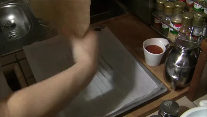Tagliare i pomodori a pezzettini.