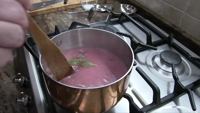 Aggiungere mezzo litro di vino rosso, coprire e portare a ebollizione a fuoco vivo. Aggiungere un cucchiaino di maizena (facoltativo, per una riduzione più veloce e consistente).