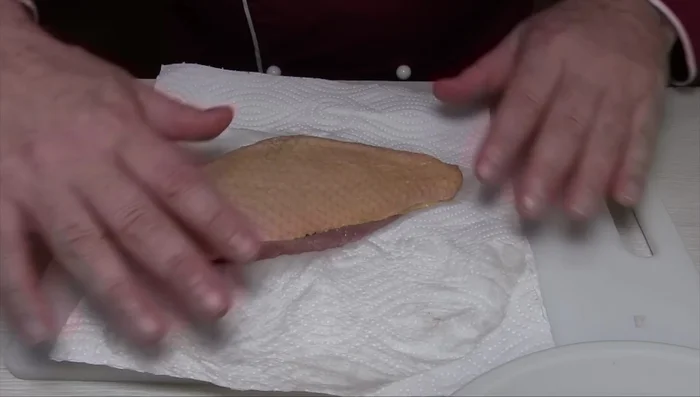 Sciacquare e asciugare i petti d'anatra, togliendo eventuali residui di piume con delle pinzette.