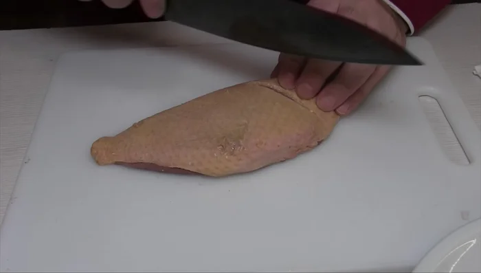 Incidere la pelle dei petti d'anatra con un coltello affilato, senza intaccare la carne.
