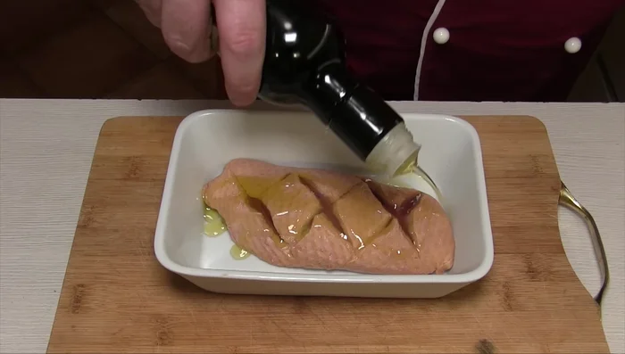 Marinare i petti d'anatra in un recipiente con olio extravergine di oliva, sale e pepe per circa 10 minuti.