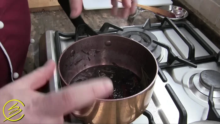 Filtrare la riduzione di vino rosso.