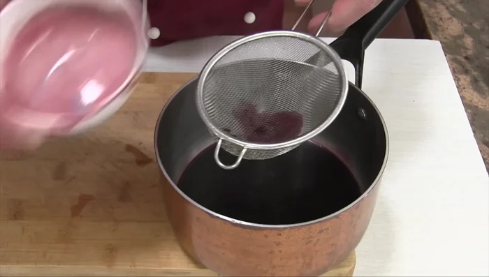 Riporre la riduzione filtrata nel pentolino pulito e continuare la cottura a fuoco basso fino a ottenere una consistenza sciropposa.