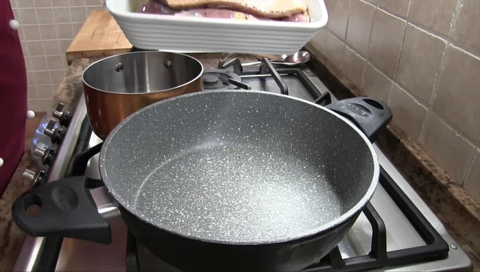 Cuocere i petti d'anatra in una padella a fuoco medio, lato pelle verso il basso, fino a raggiungere una temperatura interna di 56°C (utilizzando un termometro a sonda).
