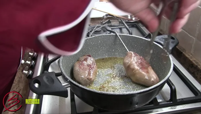 Spegnere il fuoco e lasciare riposare la carne per un paio di minuti, per aumentarne leggermente la temperatura.
