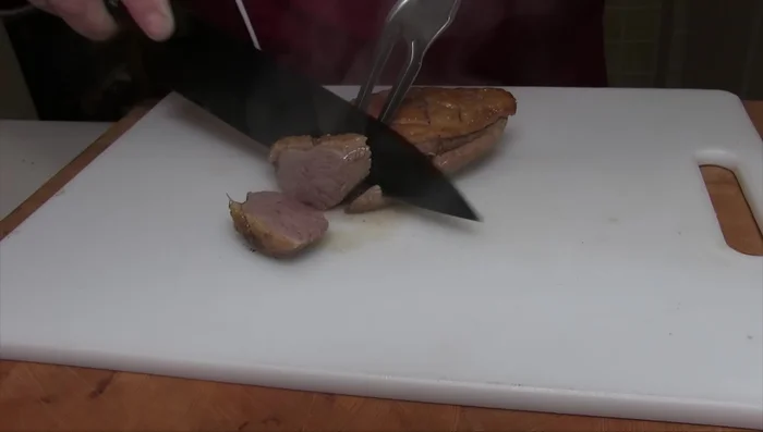 Tagliare il petto d'anatra a fette.