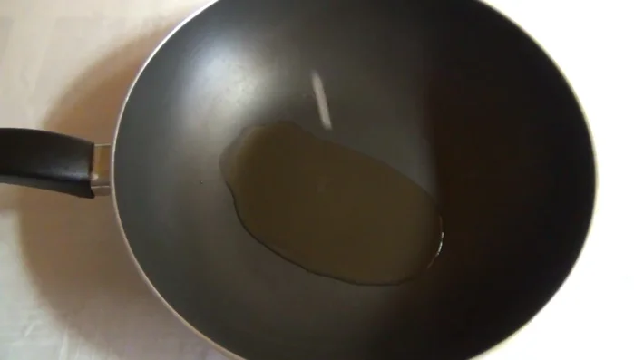 In una padella, aggiungere 3-4 cucchiai di olio, l'aglio tritato finemente e i fiori di zucca. Soffriggere a fuoco vivace per pochi minuti, fino a quando saranno appassiti. (115.32, 118.079, 120.479, 123.0, 125.119)
