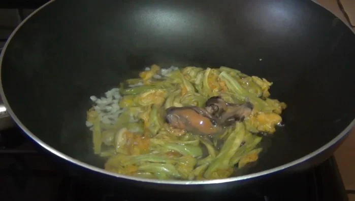 Aggiungere le cozze e la loro acqua filtrata. Coprire e cuocere per circa 10 minuti. (129.879, 132.56, 171.239, 174.2)