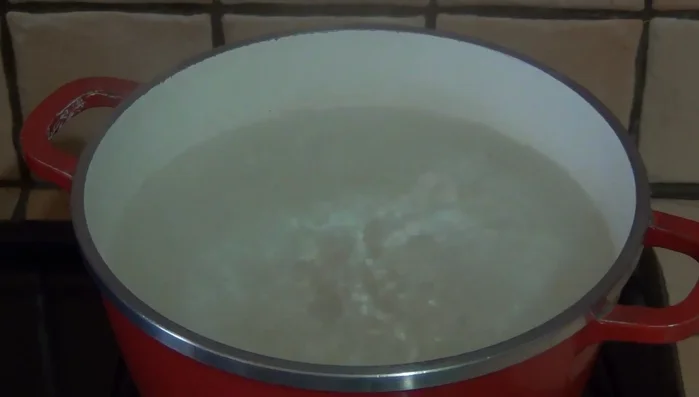 Nel frattempo, cuocere gli gnocchi in acqua bollente salata, rispettando i tempi di cottura. (182.599, 184.4, 186.64)