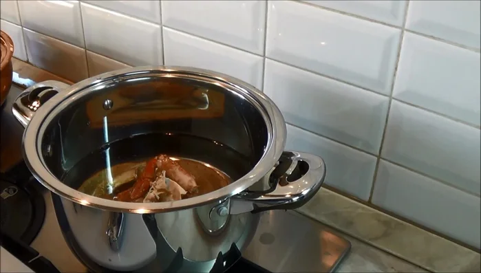 Preparare il brodo di pesce: mettere il carapace e le parti scartate del granchio in una pentola con acqua e portare ad ebollizione. (212.48)