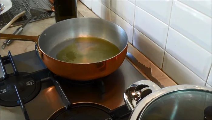 In una padella, soffriggere lo scalogno tritato nell'olio. (263.12)