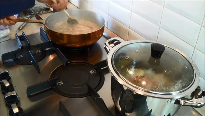 Aggiungere un mestolo di brodo caldo, la polpa del granchio e le chele (facendo attenzione a rimuovere eventuali schegge di carapace). (289.28)