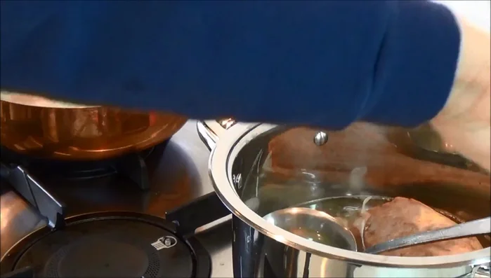 Continuare la cottura per 15-18 minuti, aggiungendo il brodo poco alla volta. (330.319)