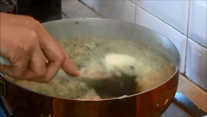 Mantecare il risotto con una noce di burro. (361.8)