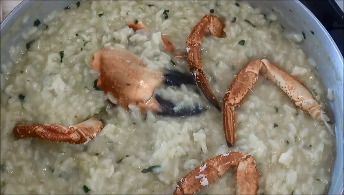 Aggiungere le zampette di granchio al risotto. (367.88)