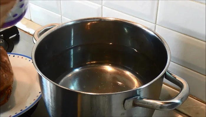 Portare ad ebollizione dell'acqua salata in una pentola e immergere il granchio per 10 minuti. (60.96)
