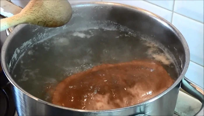 Dopo 10 minuti, togliere il granchio dall'acqua e lasciarlo raffreddare per un minuto. (92)