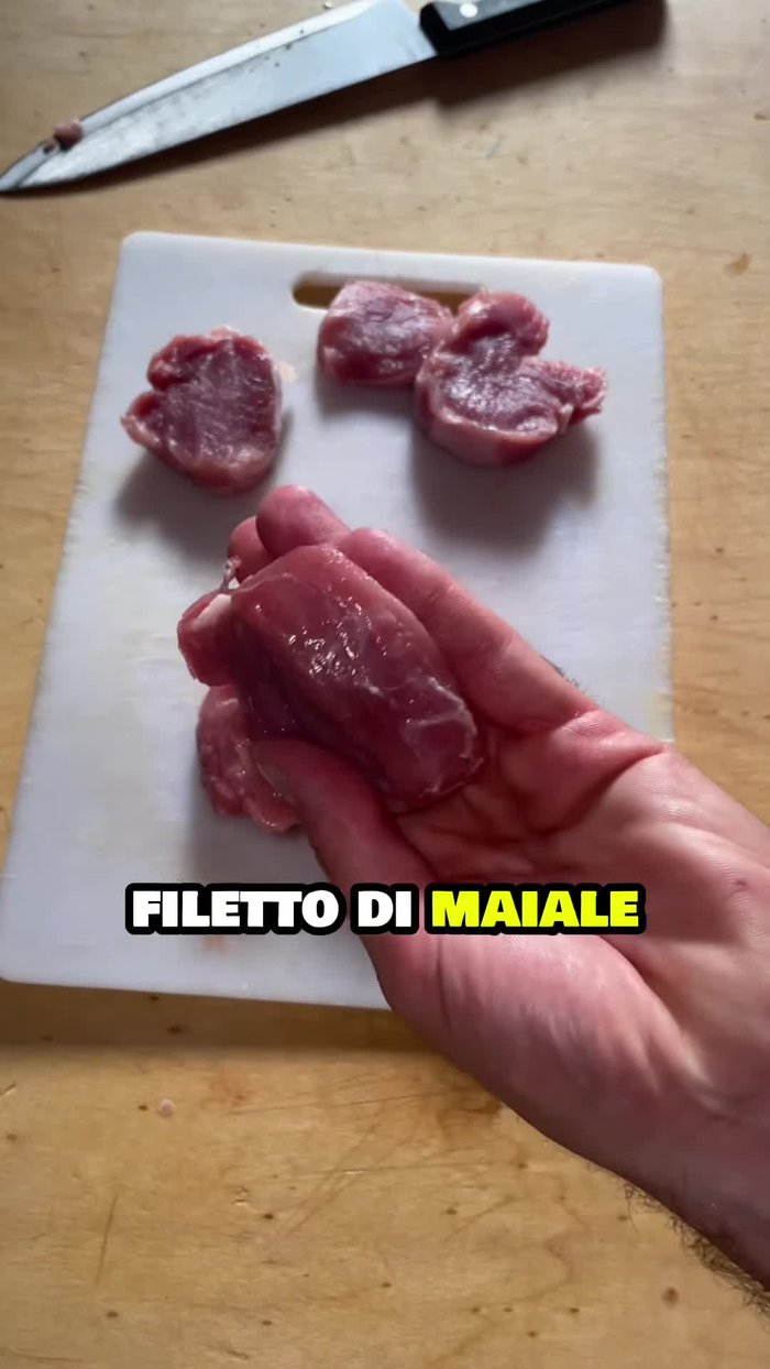 Tagliare il filetto di maiale a piccoli pezzi.