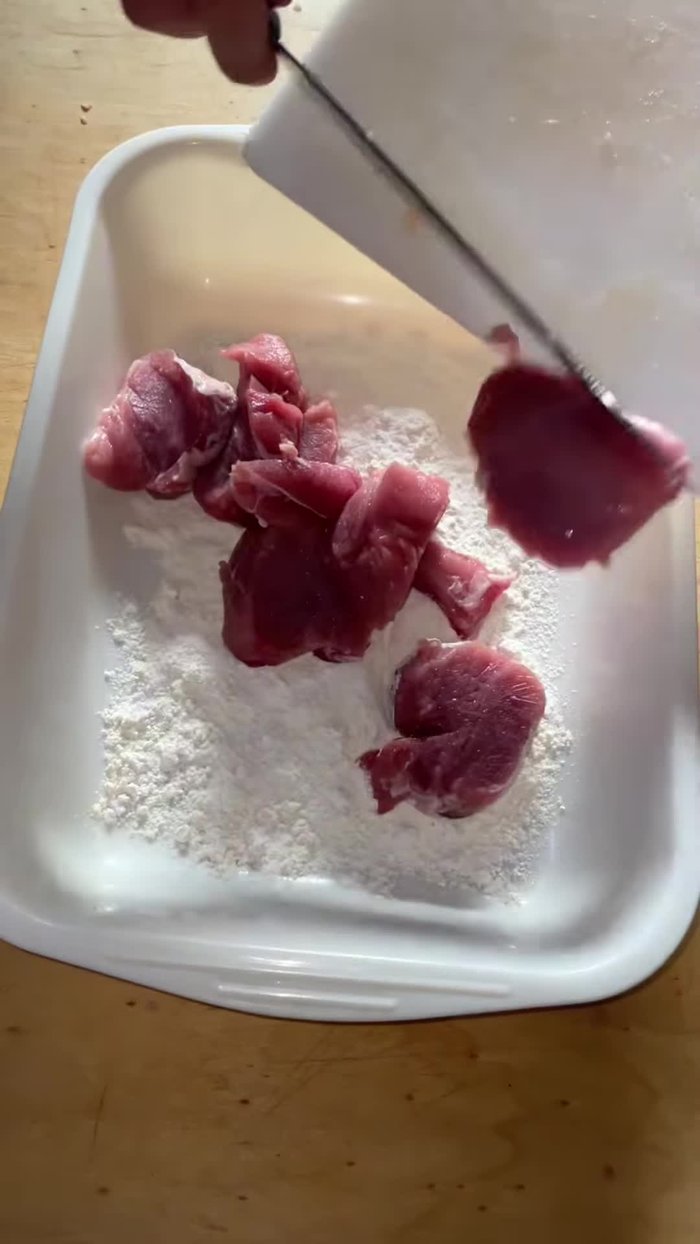 Passare i pezzi di filetto nella farina.
