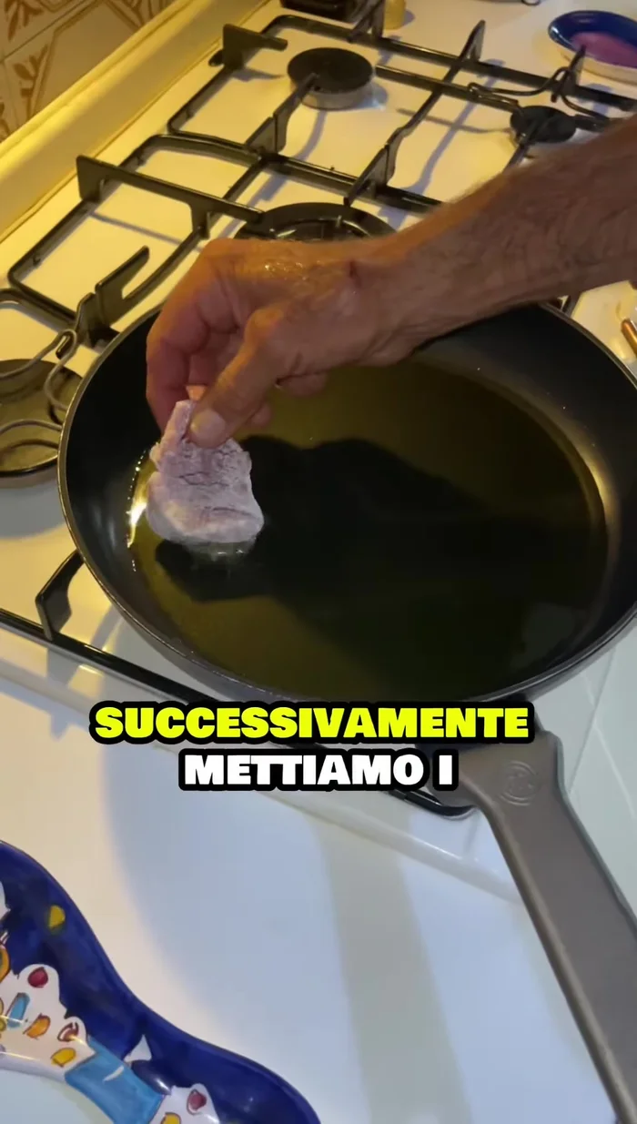 Rosolare i filetti in una padella con un goccio d'olio, per pochi minuti a fiamma media.